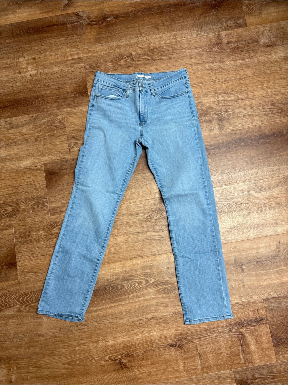 Levi 314 shaping straight Women's Straight Leg Jeans in Light Blue Wash